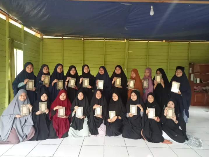 BMH Tebar 110 Mushaf dan 20 Iqro di Berau untuk Tiga Pondok Pesantren
