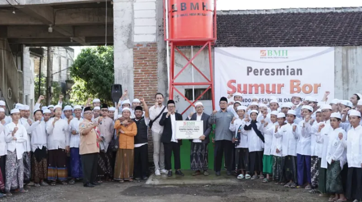 Senyum Bahagia Santri Ponpes Darul Faqih Malang Terima Sumur Bor ke 154 dari Laznas BMH